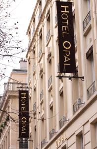 巴黎Hotel Opéra Opal的建筑一侧的酒店标志