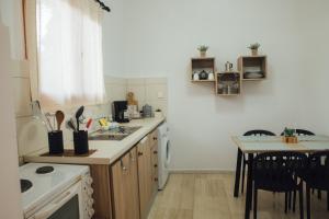阿里拉斯Pagonia Apartments的厨房配有桌子和炉灶。 顶部烤箱