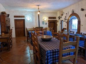 阿科Maso Mandrea的一间饭厅,配有一张桌子和碗