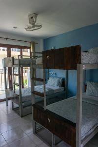 Isla Tortuga Diving & Hostel客房内的一张或多张双层床