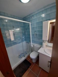 埃尔阿雷纳尔La casa del puerto的带淋浴、卫生间和盥洗盆的浴室