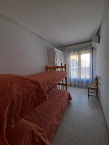 埃尔阿雷纳尔La casa del puerto的一间卧室设有两张床和窗户。