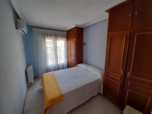埃尔阿雷纳尔La casa del puerto的一间小卧室,配有床和窗户