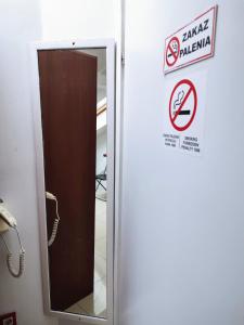华沙Hoża Apartments and Rooms的禁止吸烟的房门