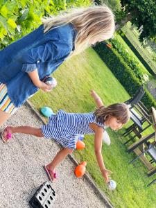 WervikHotel het Elsland的一个小女孩在草地上玩塑料球