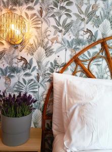 多列毛利诺斯Joan Miró Luxury Torremolinos的一间卧室配有一张床和花卉壁纸
