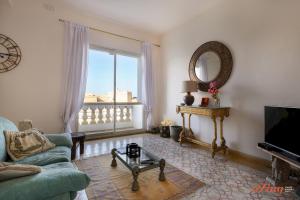 森格莱阿Eclectic Apartment with Incredible Harbour views的带沙发和镜子的客厅