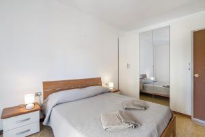 安杰拉Iris Apartment Lago Maggiore的一间卧室配有一张床和镜子
