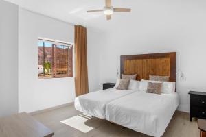 维拉韦德Casa Domingo的白色卧室配有床和吊扇