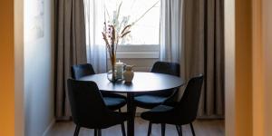 莱旺厄尔Thon Partner Hotel Backlund的一间带桌椅和窗户的用餐室