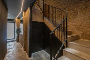 阿利坎特Apartaestudios Evolution Luxury的砖墙房子的楼梯