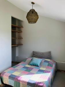 BagardGîte à 10 minutes d'Anduze, au pied des Cévennes的一间卧室配有一张带彩色毯子的床
