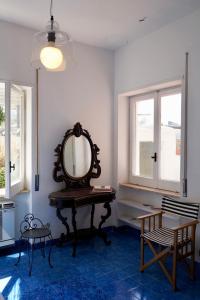 卡普里Two bedrooms Capri style home near Piazzetta的镜子坐在房间里桌子上