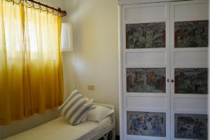 卡普里Two bedrooms Capri style home near Piazzetta的一间设有门、窗户和窗帘的房间