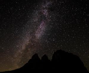 塞尔瓦迪加尔代纳山谷帕苏蝶鞍多洛米蒂山度假村 的星星之夜,以乳白色调
