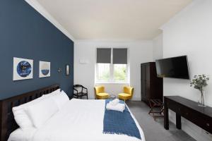 爱丁堡ALTIDO Haymarket的卧室配有白色的床和电视
