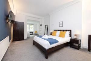 爱丁堡ALTIDO Haymarket的一间卧室配有一张大床和电视
