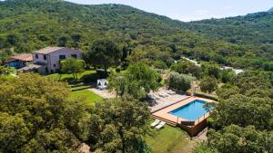 波尔图·埃尔科莱瑞拉斯拉莫尔泰拉乡村酒店的享有带游泳池的房屋的空中景致