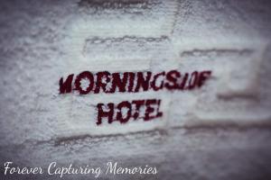 惠特比Morningside Hotel的书写在毛巾边,书写时用词暖和
