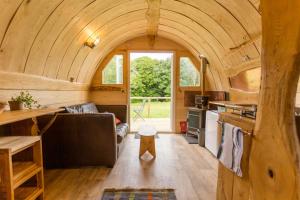 巴特尔Beautiful 1 bed Glamping pod in Battle的一间小厨房和一间位于小房子内的客厅