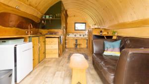 巴特尔Beautiful 1 bed Glamping pod in Battle的一间厨房和客厅,位于一个小房子里