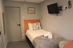 安布尔塞德布拉特伊厅-布拉特伊信托基金酒店的一间卧室配有一张床和一台平面电视