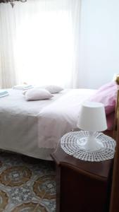 PennapiedimonteLocation Serafina Pennapiedimonte的一间卧室配有一张床和一张带台灯的桌子