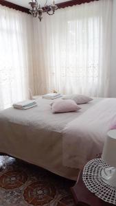 PennapiedimonteLocation Serafina Pennapiedimonte的卧室配有一张大白色床和窗户