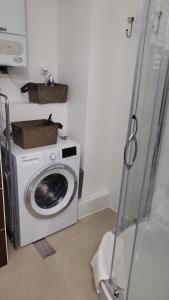 奥尔什丁Apartament Mochnackiego的洗衣房配有洗衣机