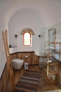 莱弗考基亚Venus Hill Guest House的一间带卫生间、水槽和窗户的浴室