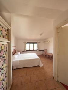 GibaLocanda Rosella的卧室配有白色的床和窗户。