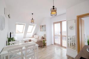 BliznatsiFour seasons apartment - Oasis beach resort的白色的客厅配有沙发和桌子
