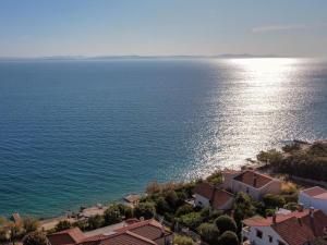 科济诺Zadar Premium Apartments的享有海洋的空中景致,设有房屋和公寓