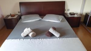卡拉马塔Wonderful Spot to Recharge的一张带两条毛巾和两个枕头的床