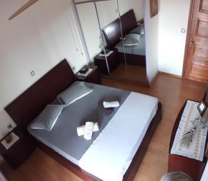卡拉马塔Wonderful Spot to Recharge的客房设有一张带镜子和浴缸的床。