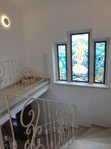 DivšićiVilla Valeria的楼梯,有三个彩色玻璃窗