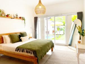 坎古2 Bedroom Villa Kuncara With Private Pool Canggu的一间卧室配有一张带绿毯的床