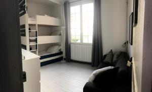 比亚里茨Chalet basque 6 couchages centre ville Biarritz的一间配备有沙发及双层床的客房