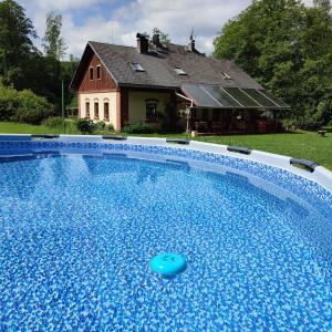 赫日布斯卡克里斯卡阿帕特曼尼酒店的房子前面的蓝色游泳池