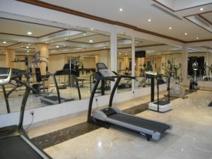 Samaya Al Khobar Hotel Apartments的健身中心和/或健身设施