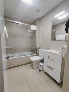 Apartamento Santander Maliaño的一间浴室