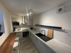 布莱尔高里Alpine Apartments - 2的白色的厨房设有水槽和台面