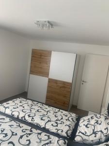 费尔德基希Smart Stay Apartment的一间卧室配有一张床和一个木制床头板
