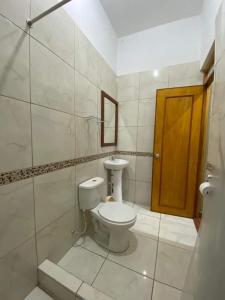 塔拉波托Monteverde Tarapoto "Eco-Friendly"的一间带卫生间和水槽的浴室
