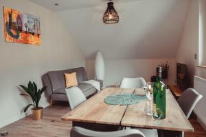 森海姆Exklusive Ferienwohnung mit TOP Ausstattung, 82 qm2 Dachterrasse,E-Ladestation的一间带木桌和椅子的用餐室