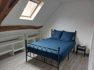 桑塞尔La Ribote的一间卧室配有一张带蓝色床单的床和一扇窗户。