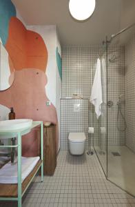 布达佩斯SmartApart的带淋浴、卫生间和盥洗盆的浴室