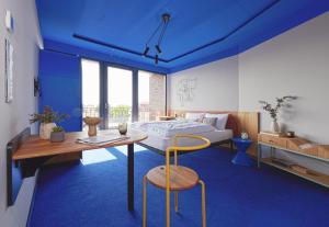 布达佩斯SmartApart的卧室配有一张床和一张桌子及椅子