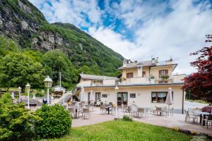 CadareseAlbergo Monte Giove的山间酒店,配有桌椅