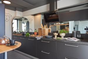 布达佩斯SmartApart的厨房配有黑色橱柜和台面